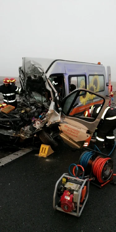 Accident cu zece persoane implicate, în Timiş. Cinci oameni încarceraţi, iar unul decedat