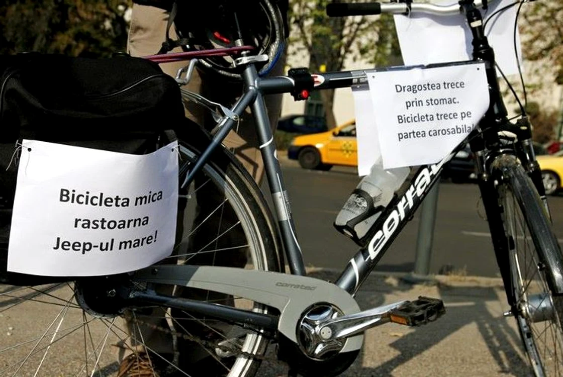Bicicleta mică răstoarnă jeepul mare