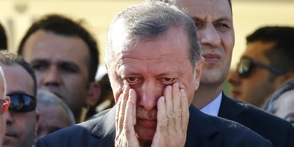 Preşedintele turc Recep Tayyip Erdogan îşi şterge lacrimile la funeraliile lui Mustafa Cambaz lui Erol şi a lui Abdullah Olcak care au fost ucişi în timp ce protestau împotriva loviturii de stat din Turcia în Istanbul FOTO AP / Emrah Gurel