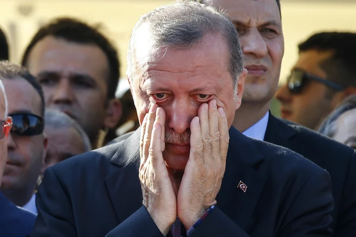 Preşedintele turc Recep Tayyip Erdogan îşi şterge lacrimile la funeraliile lui Mustafa Cambaz lui Erol şi a lui Abdullah Olcak care au fost ucişi în timp ce protestau împotriva loviturii de stat din Turcia în Istanbul FOTO AP / Emrah Gurel