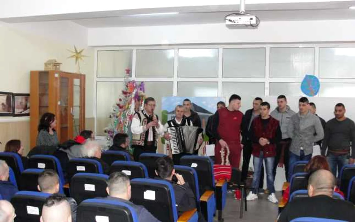 Deţinuţii au prezentat tradiţiile romăneşti specifice sărbătorilor de iarnă Foto: Penitenciarul Galaţi