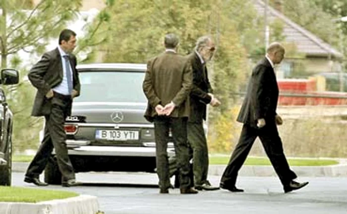 
    Ion Ţiriac este însoţit  în permanenţă de cel  puţin trei bodyguarziFoto: Blitz  