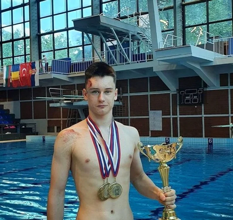 
    Alex Avasiloae a fost multiplu medaliat la sărituri în apă  