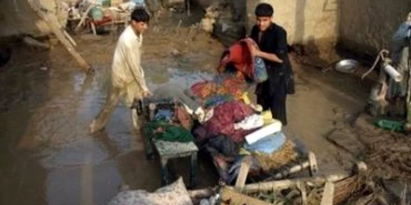 <b>Reuters</b>: Inundaţiile din Pakistan au ucis cel puţin 27 de persoane