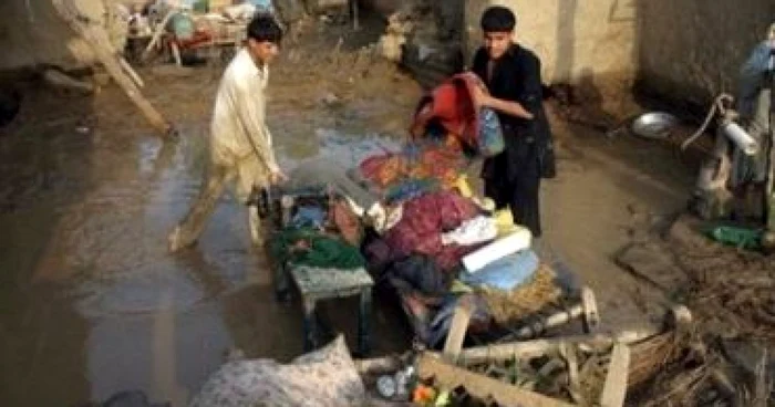 <b>Reuters</b>: Inundaţiile din Pakistan au ucis cel puţin 27 de persoane