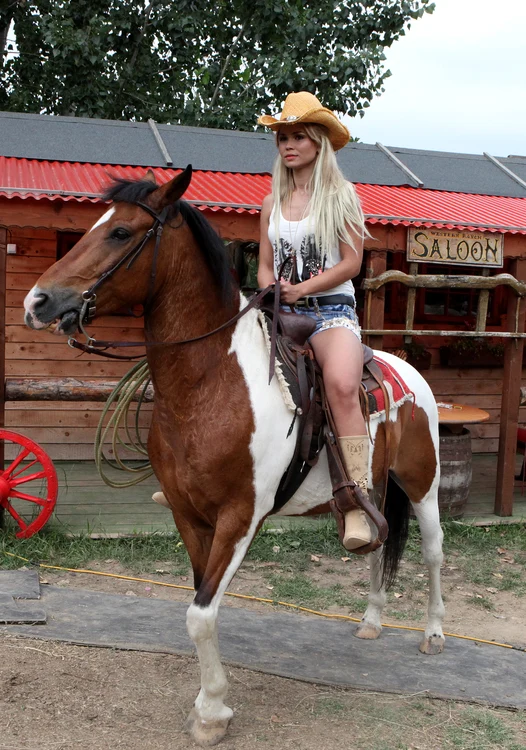 Fetele de la Click! Models şi Zoltan Lorencz au făcut atmosferă în Vestul Sălbatic