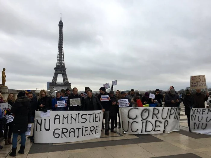 Românii din Paris au protestat în Place du Trocadéro-et-du-11-Novembre      Foto: Facebook