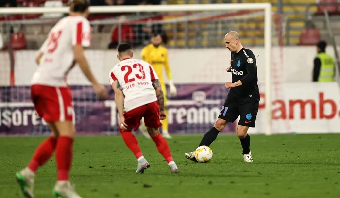 FCSB (negru), neputincioasă cu UTA Arad (FOTO: Sportpictures)