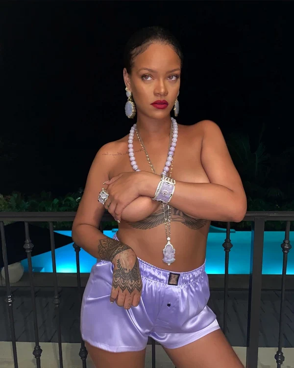 
    Rihanna, de 32 de ani, a încins Internetul cu fotografiile ei incendiarefoto: Instagram  