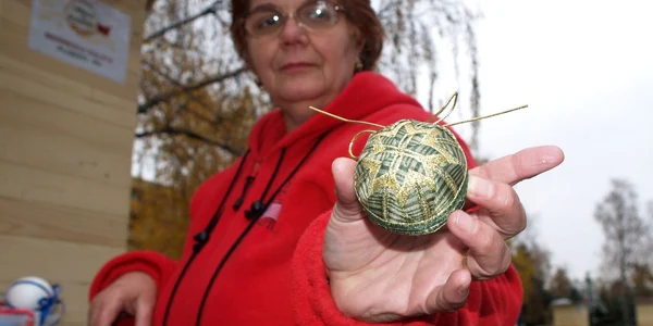 Glob realizat de doamna Emilia, prin tehnica origami, din material textil. Foto Alex Policală