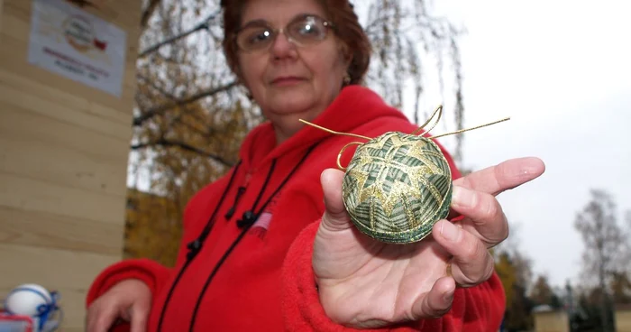 Glob realizat de doamna Emilia, prin tehnica origami, din material textil. Foto Alex Policală