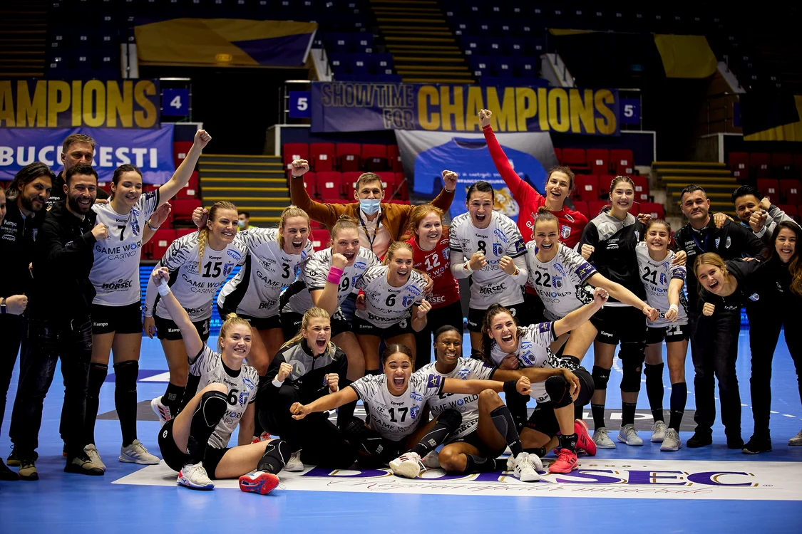 
    Tigroaicele au jucat fără fani în Sala Polivalentă din BucureștiFoto: sportpictures.eu  