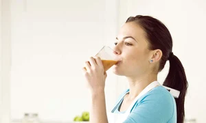 30 31 sanatate femeie cu storcator de fructe bea suc fotolia 15812498 subscription l 0 jpeg