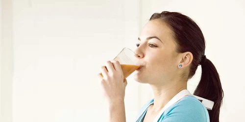 30 31 sanatate femeie cu storcator de fructe bea suc fotolia 15812498 subscription l 0 jpeg