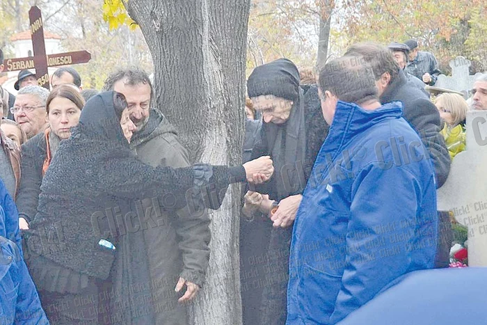 
    Magda Catone, şi mama acestuia au făcut pace pentru o zi (Fotografii: Cezar Preda, Dorin Constanda)  