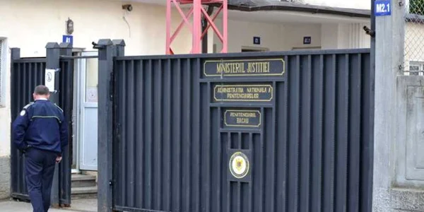 Deţinutele din Penitenciarul Bacău au primit daruri şi rugăciuni FOTO Mircea Merticariu