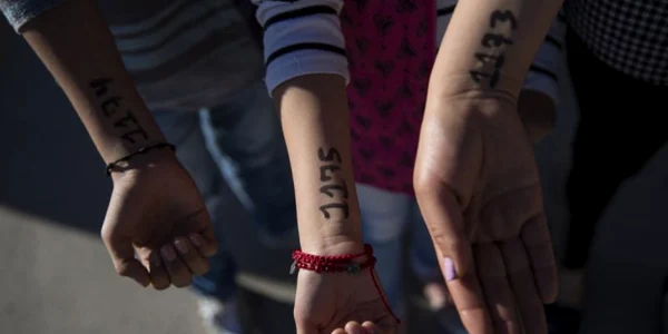 Migranti marcati cu o serie la granita dintre Mexic si Statele Unite FOTO Adria Malcolm/ Yahoo News