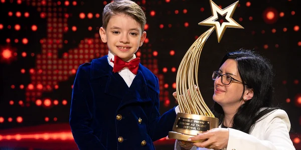Rares Prisacariu si mama lui jpg