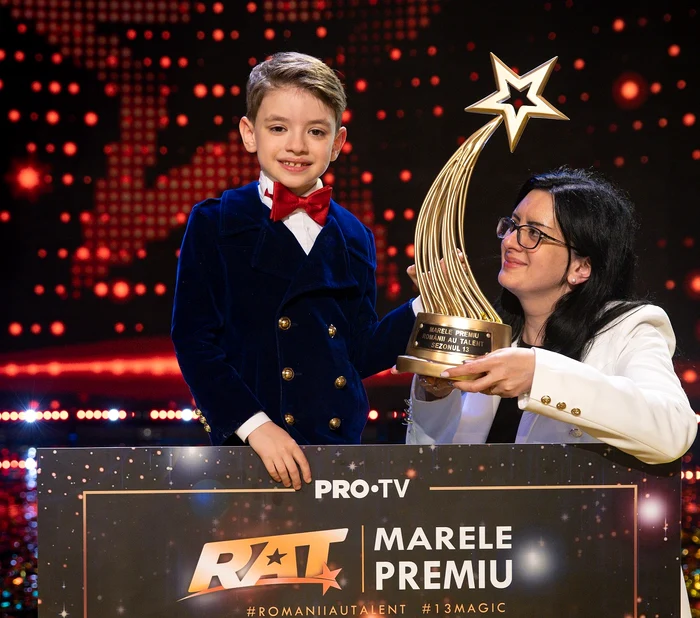 Rareș Prisacariu și mama sa. FOTO ProTV