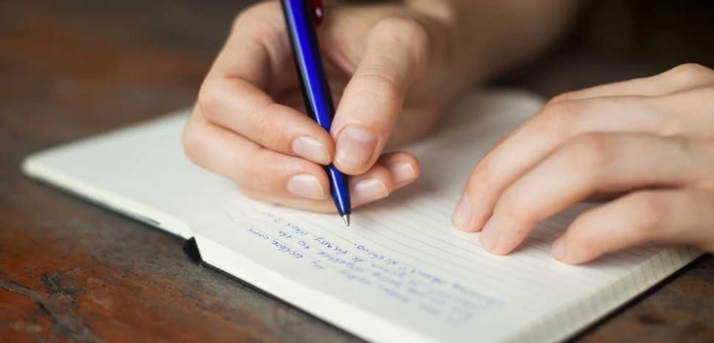 Prin intermediul analizez scrisului de mână poţi descoperi trăsături neplăcute de personalitate FOTO Shutterstock