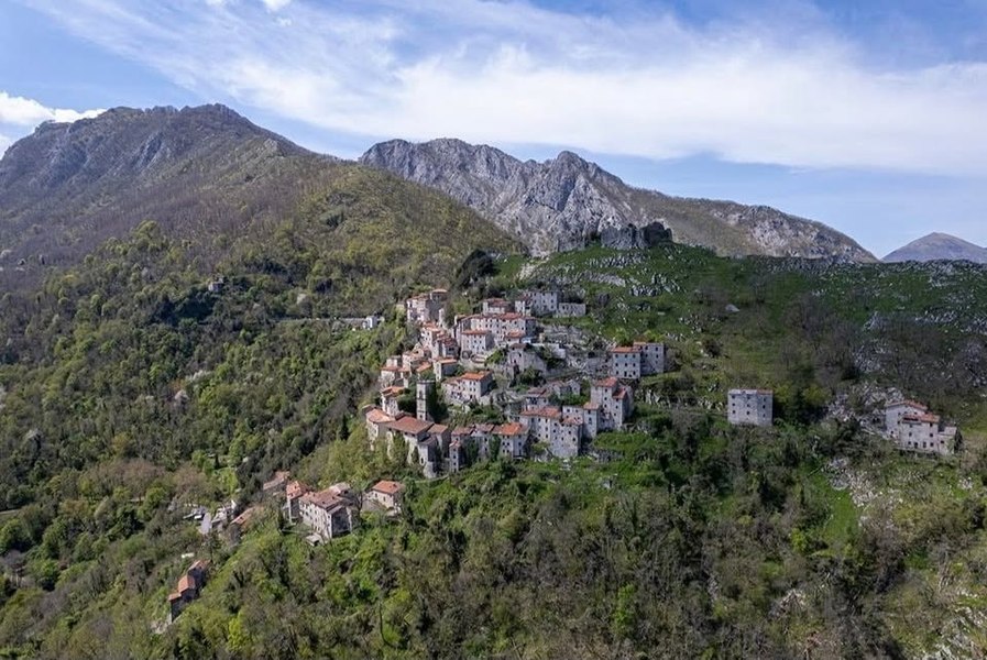 Cătunul în care mai locuiesc mai puțin de 30 de oameni. Este construit pe stâncă, aproape vertical: metoda ingenioasă prin care femeile împiedicau ouăle să cadă