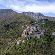 Cătunul spectaculos în care mai locuiesc mai puțin de 30 de oameni