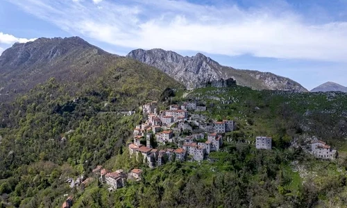 Cătunul spectaculos în care mai locuiesc mai puțin de 30 de oameni