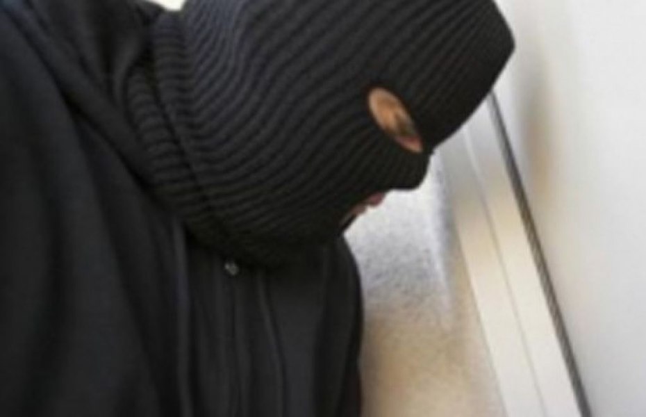 Jaf la o sală de jocuri de noroc din Alba Iulia. Un bărbat mascat a amenințat un angajat și a plecat cu 30.000 de lei