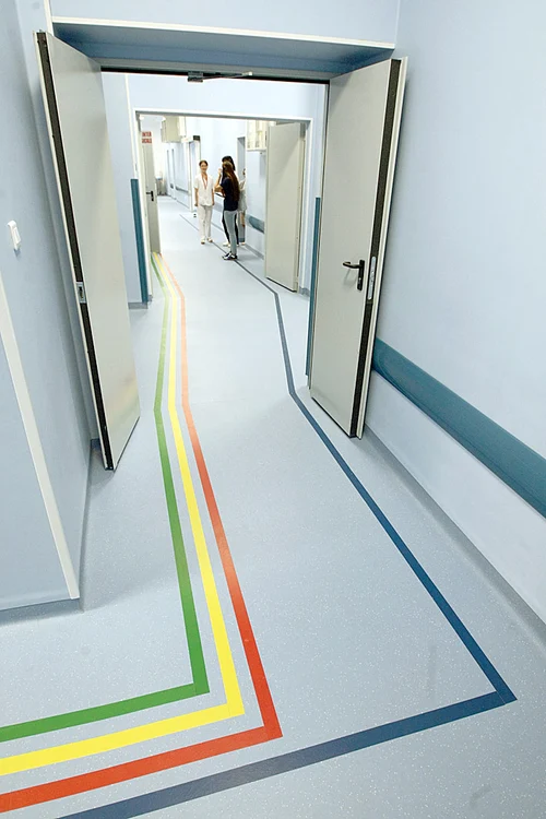 Liniile colorate de  pe coridor indică  traseul şi timpii de  aşteptare pentru  nevoile pacientului