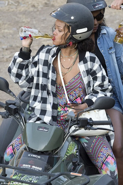 Rihanna şi-a potolit setea cu o bere