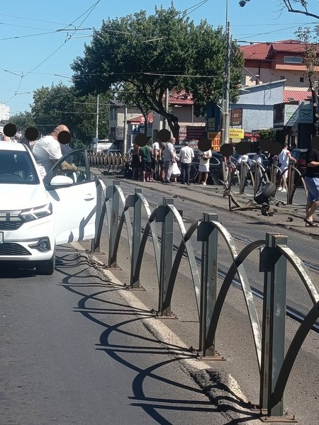 Accident pe Șoseaua Colentina: o mașină a ajuns în gardurile de protecție ale tramvaiului. Linia 21, blocată