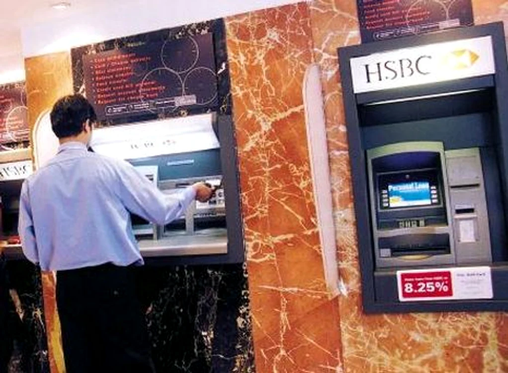 
    Românul a fost prins în flagrant la un bancomat al HSBC (Foto: Arhivă)  