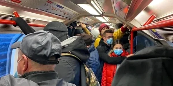 Staţia de metrou din Leytonstone - Londra plină de navetişti după ce s-a impus izolarea la domiciliu Foto thesun co uk