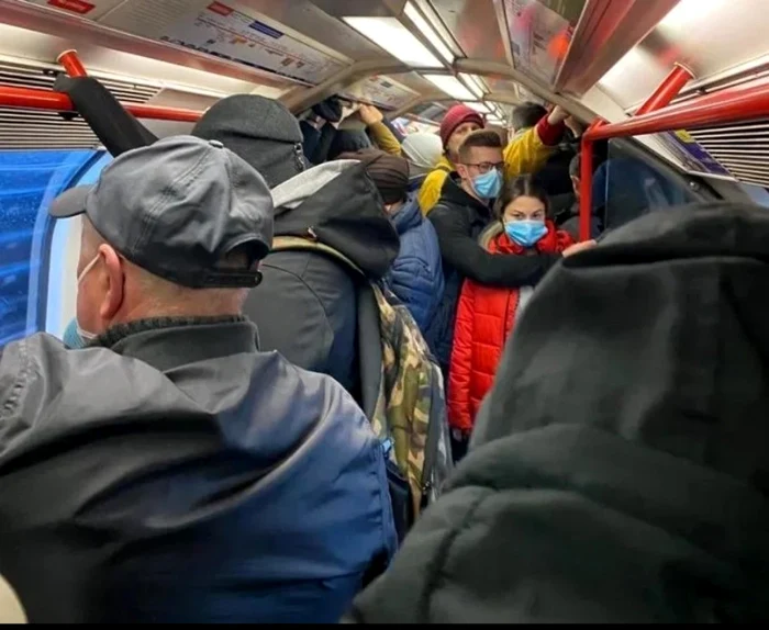 Staţia de metrou din Leytonstone - Londra plină de navetişti după ce s-a impus izolarea la domiciliu Foto thesun co uk