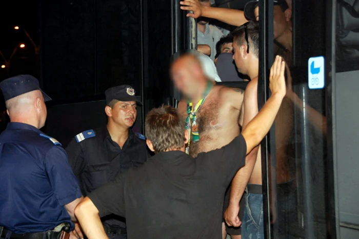 Cinci dintre suporteri au fost reţinuţi de forţele de oridine FOTO:arhiva adevarul