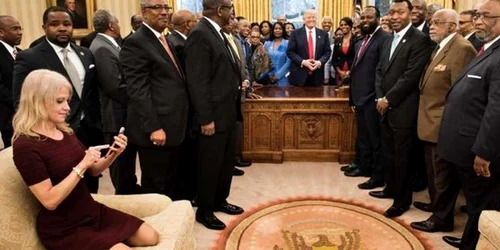 Kellyanne Conway sta in genunchi