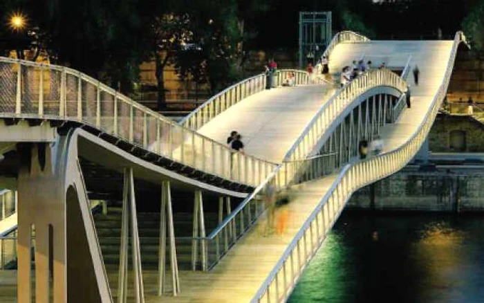 Pasarela Simone-de-Beauvoir leagă malurile Senei