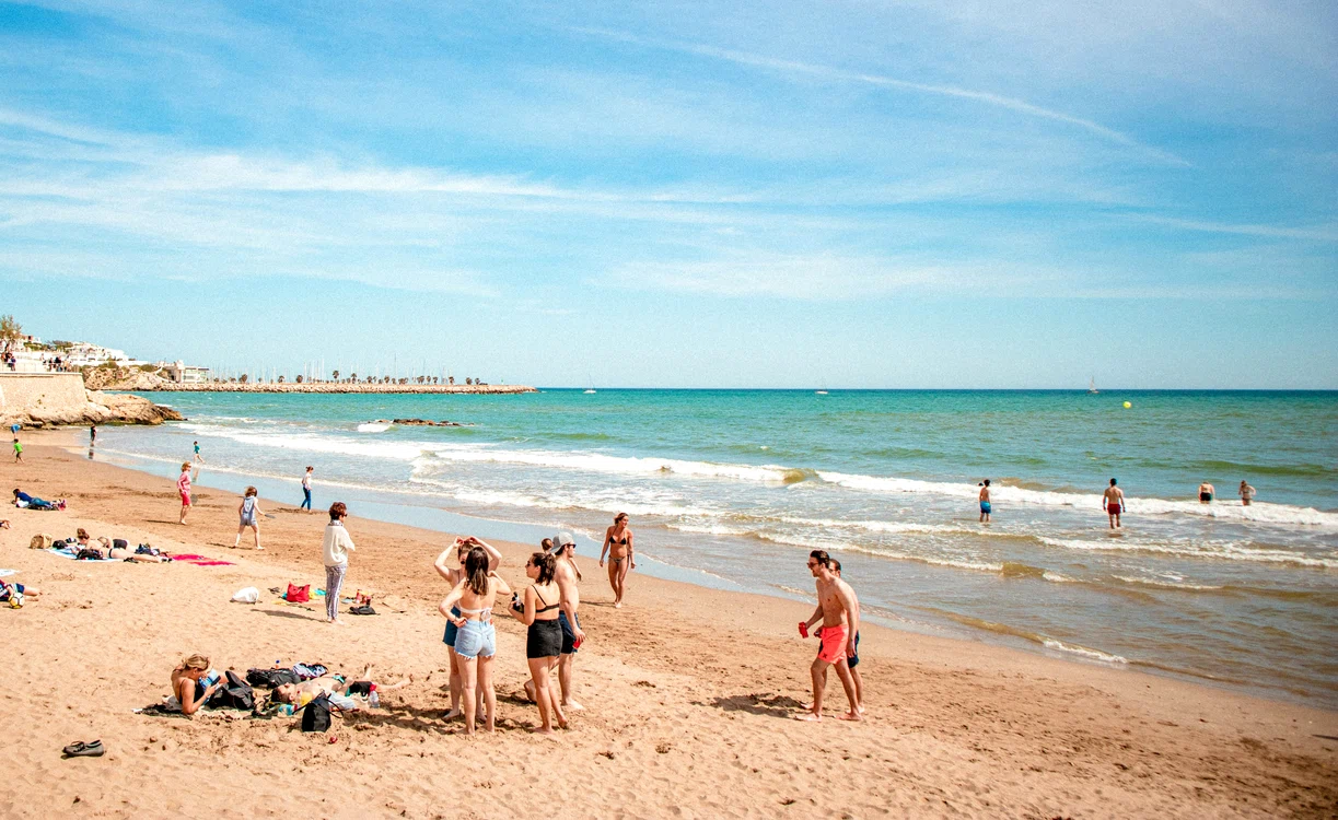 Turiștii se trezesc devreme pentru a-și rezerva locuri la plajă. FOTO unsplash