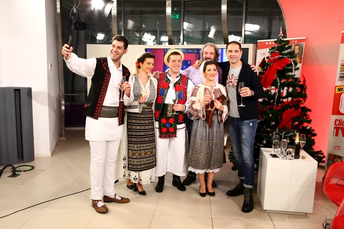 Dan Negru a fost încântat să-i vadă pe colindători în studio