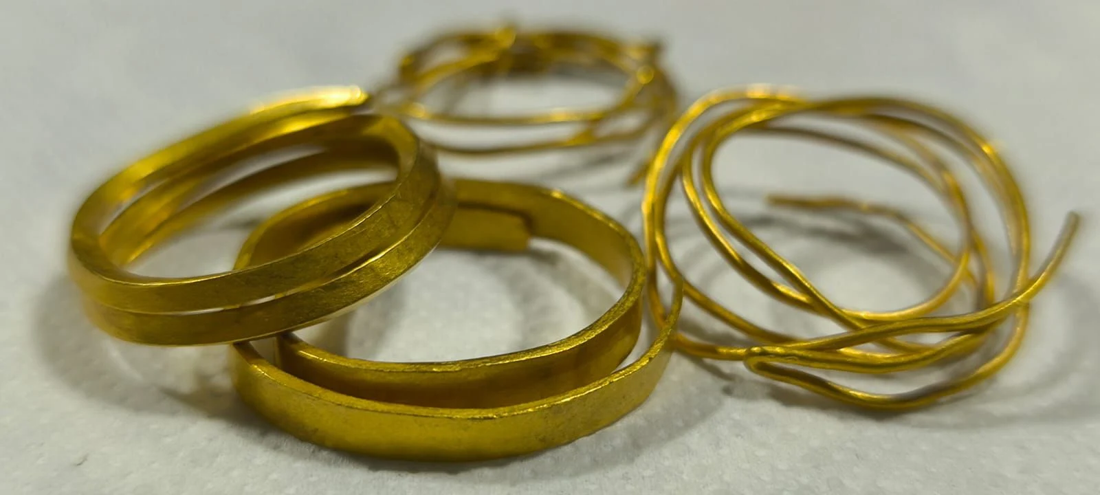 Comoara ascunsă sub copac: patru brățări de aur vechi de 3.300 de ani, descoperite într-o pădure din Gorj de un pasionat de detectoare