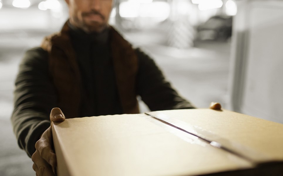 Necazul unui român care a trimis un pachet rudelor din provincie. Ce s-a întâmplat cu brânza de oaie din colet, după trei săptămâni