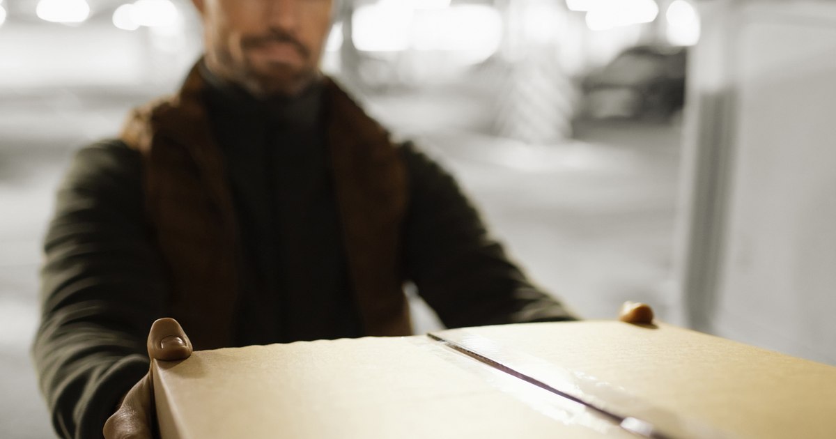 Necazul unui român care a trimis un pachet rudelor din provincie. Ce s-a întâmplat cu brânza de oaie din colet, după trei săptămâni