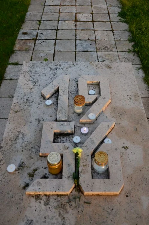 La şase decenii de la Revoluţie,  maghiarii încă lasă flori şi lumânări la monumentele dedicate victimelor