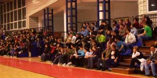 Singura tribună din Sala Sporturilor nu face faţă solicitărilor (fotoo arhivă)