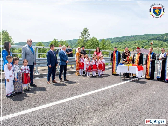 copii costume populare inaugurare pod comuna mihaesti 01 foto consiliul judetean arges