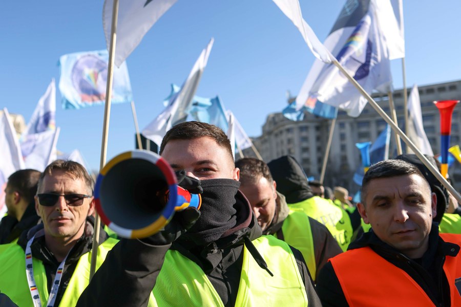 Sindicatele cer o întâlnire cu Bolojan pe tema măsurilor de austeritate. „Nu excludem inițierea procedurilor privind greva generală”