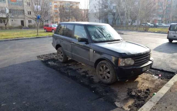 Muncitorii au turnat asfalt în jurul autoturismului