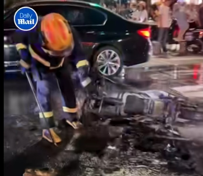 Momentul în care un scuter electric explodează și izbucnește în flăcări, în mijlocul străzii