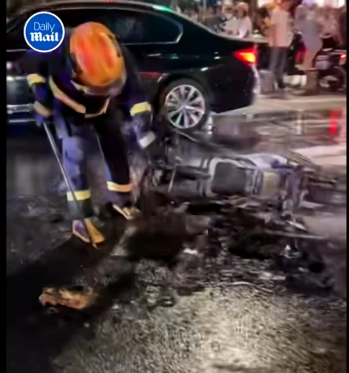 Scuterul electric a ars în totalitate Foto: Captură Video Daily Mail