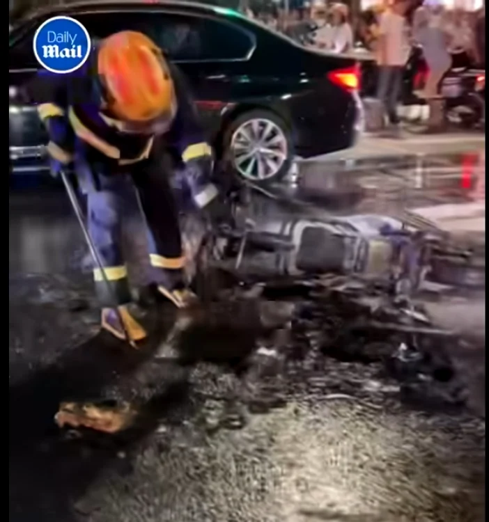 Scuterul electric a ars în totalitate Foto: Captură Video Daily Mail